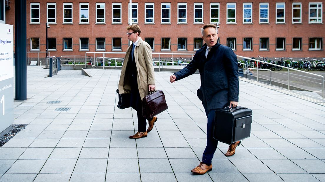 Advocaat Pieter Hoogendam (r) voor de pro forma-zitting in de zaak-Mark de J.