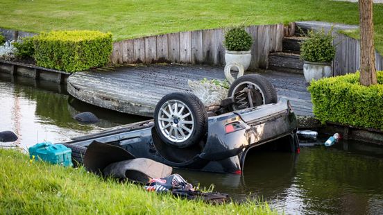 Auto door ongeval op zn kop in het water in Berkel en Rodenrijs | Fietster aangereden in Dordrecht, dader reed door.