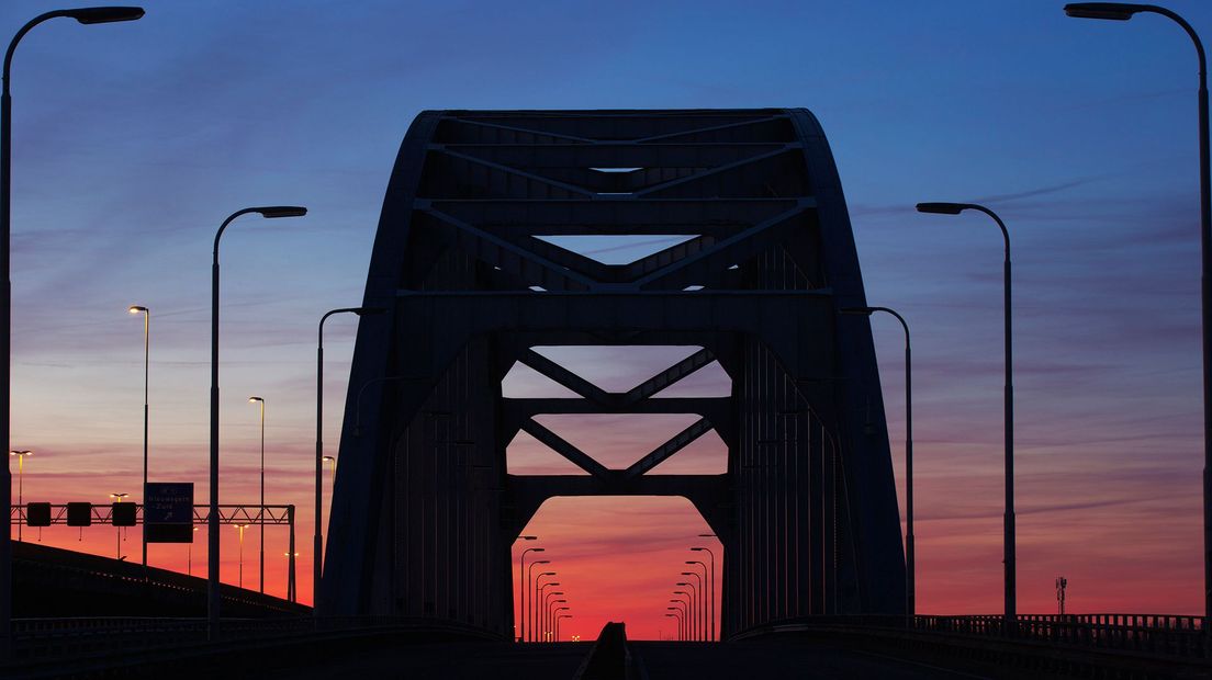 De Lekbrug met op de achtergrond een indrukwekkend gekleurde lucht. Het is een van de lievelingsfoto's van Marks. "De Lekbrug geeft je een gevoel van thuiskomen."