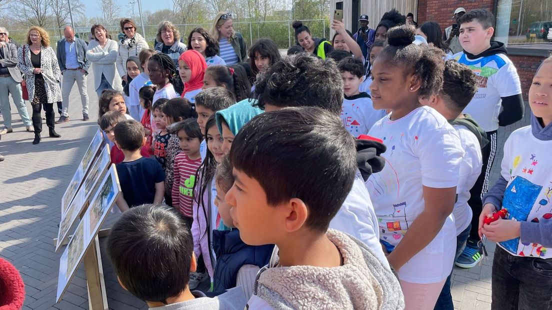 Belangstellende kinderen bij de opening van het azc