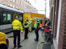 Automobiliste in Berkel wordt onwel en overlijdt | Voorbijganger zwaargewond door botsing tram en bus in Rotterdam-Noord
