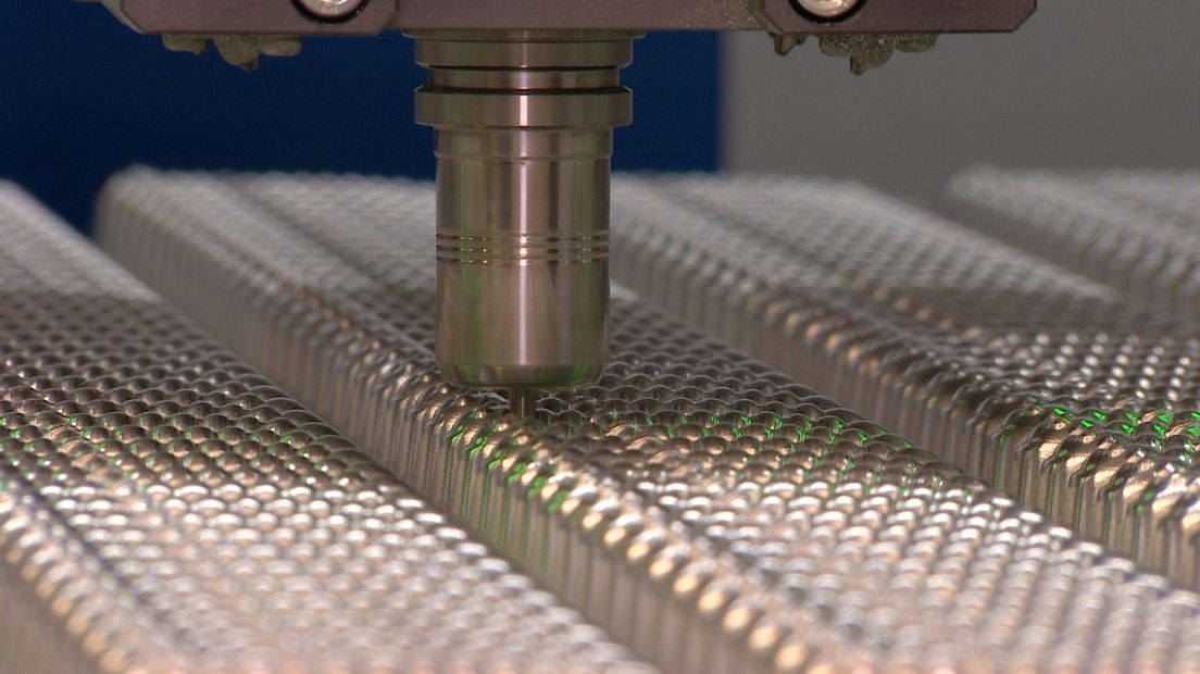 Een machine freest kleine details in de snoepvormpjes