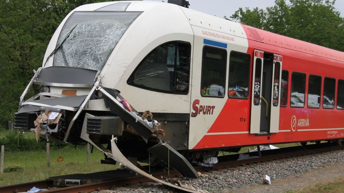 De trein raakte door de botsing zwaar beschadigd