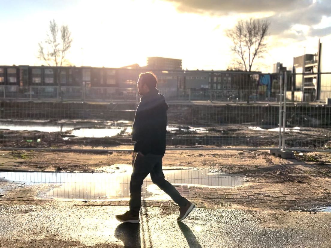 Ravi loopt door de Tweebosbuurt