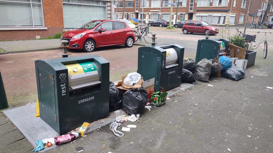 Afval naast de afvalcontainers in Laak.