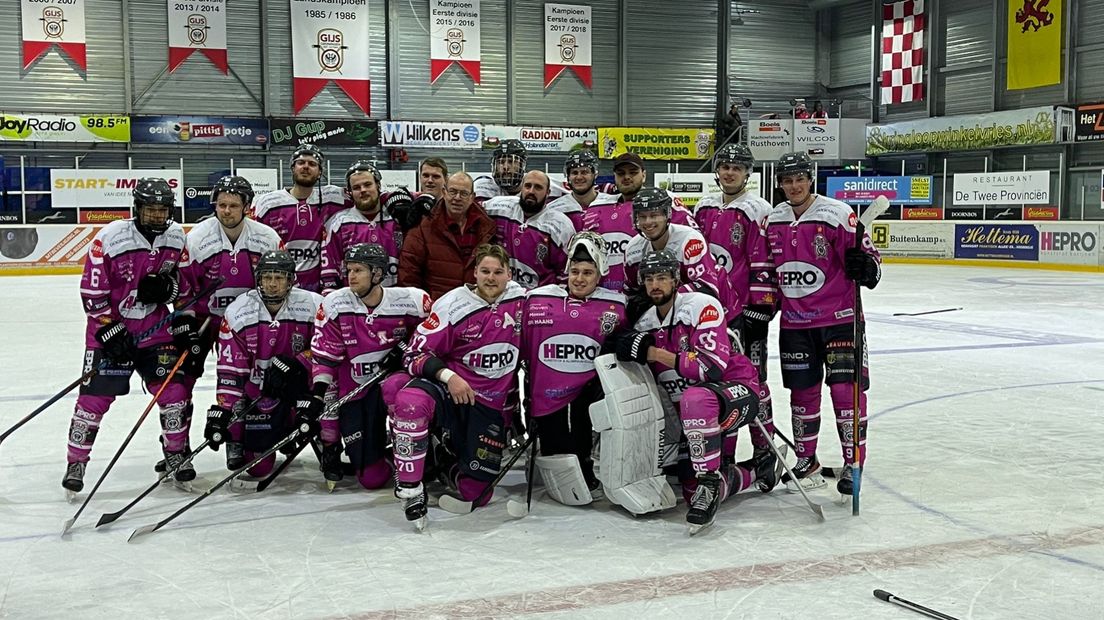 De ijshockeyers van GIJS na de overwinning op Dordrecht
