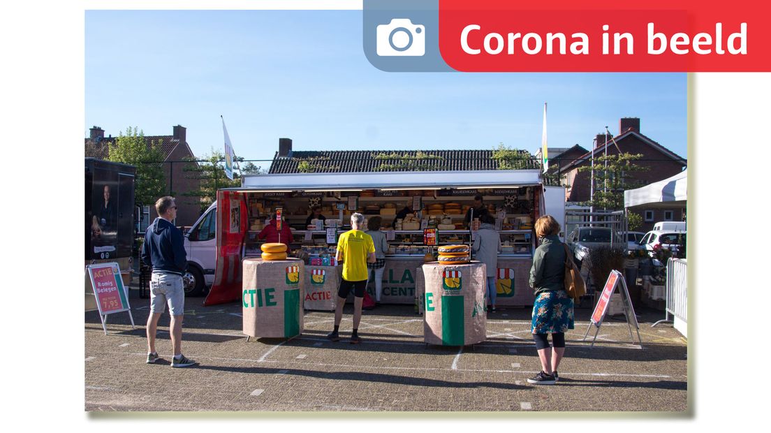 De Woudenbergers proberen de anderhalve meter norm in acht te nemen en worden geholpen door de aanwijzingen met krijt op het marktplein. Ook elders maakt men omtrekkende bewegingen om elkaar te ontwijken.