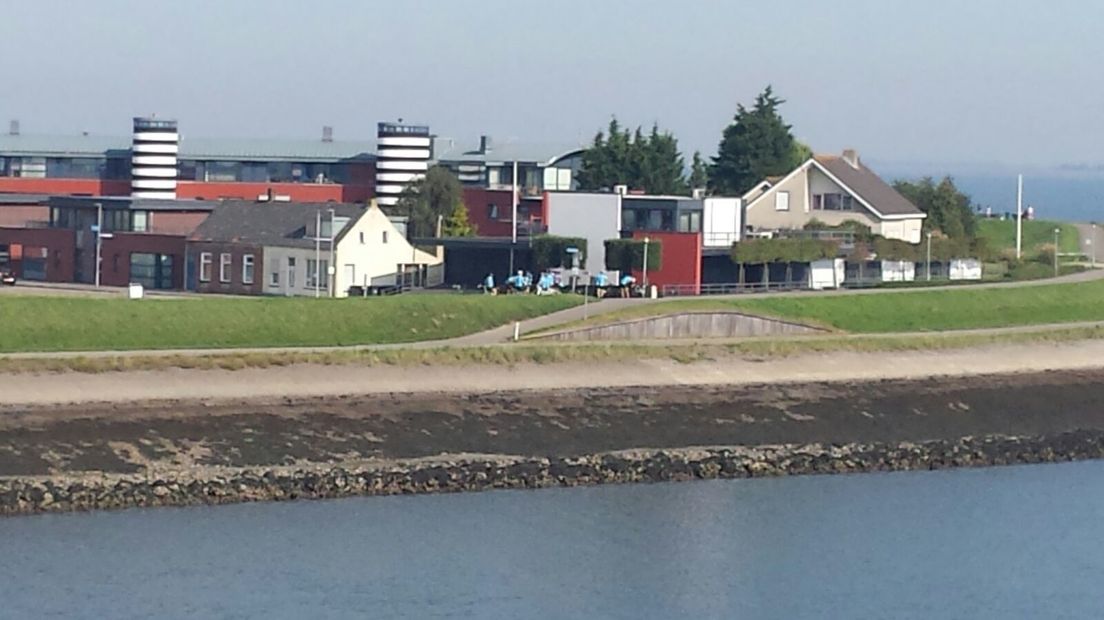 groep wielrenners staat te plassen op Promenade in Wemeldinge