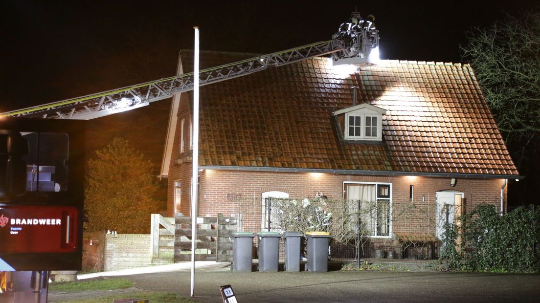 Brandweer zet ladderwagen in voor schoorsteenbrand
