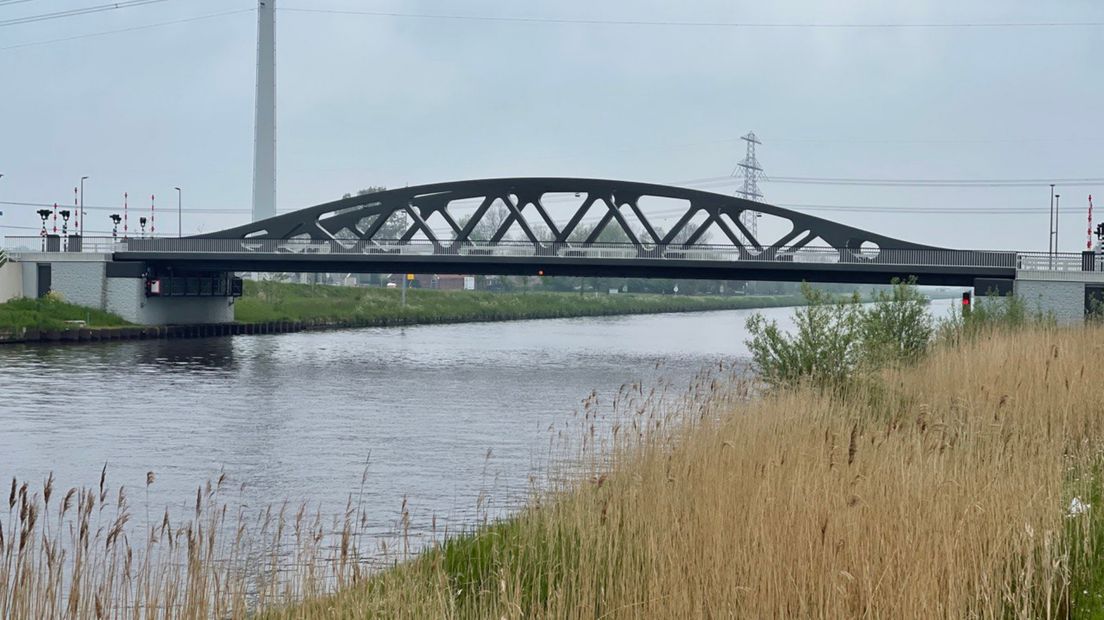De brug over het Van Starkenborghkanaal bij Aduard