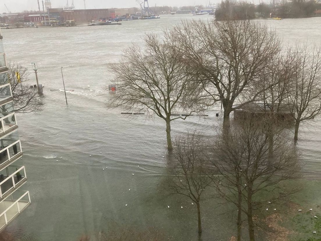 Het Hoofdplein in Schiedam staat onder water