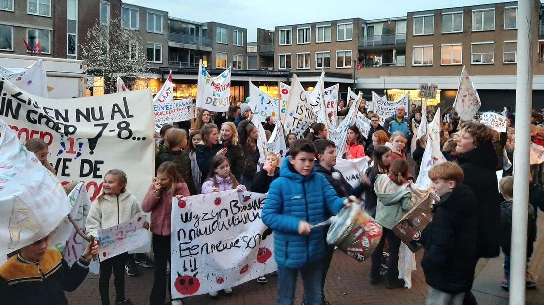 Massaal leerlingenprotest dinsdag voorafgaande aan de extra raadsvergadering Borne over 't Wooldrik.