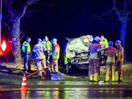 112 Nieuws: Bestelbus knalt op boom bij Ambt Delden, N346 lang afgesloten geweest