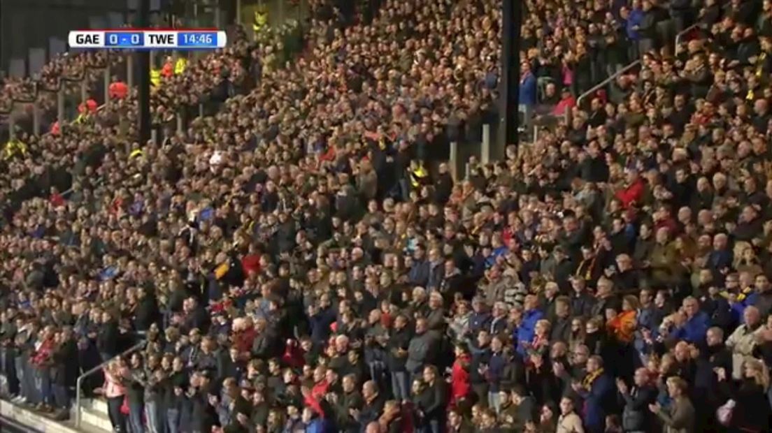 Massaal applaus van Eagles- en Twente-supporters voor overleden Giovanni van den Heuvel (15)