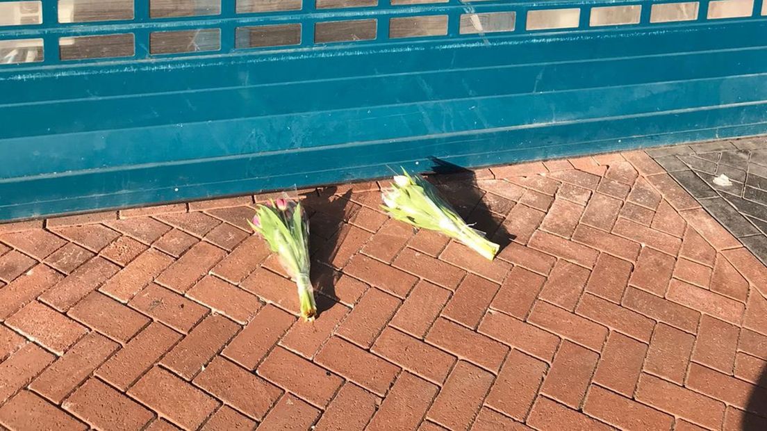 Inmiddels zijn er nieuwe bloemen voor de winkel gelegd