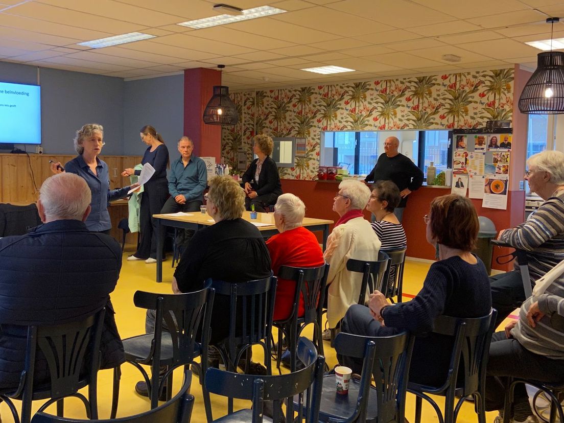 De aanwezige senioren luisteren aandachtig naar de tips van Paulien en haar collega's