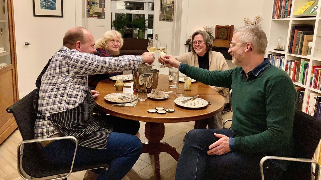 Proost! De vier Utrechters hebben een leuke avond.