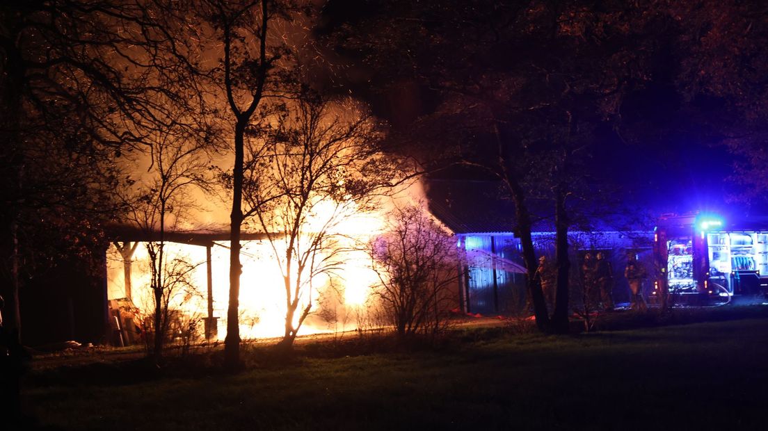 De schuur staat volledig in brand