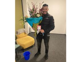 Geliefde pakketbezorger Adnan krijgt kerstbonus van bewoners: 'Ik ben er zo blij mee'