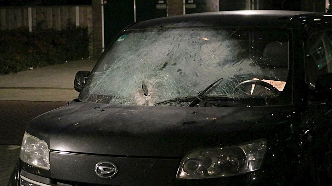 Auto in Enschede zwaar beschadigd door vuurwerkbom