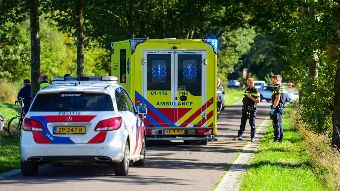 Politie en ambulance komen de persoon te hulp