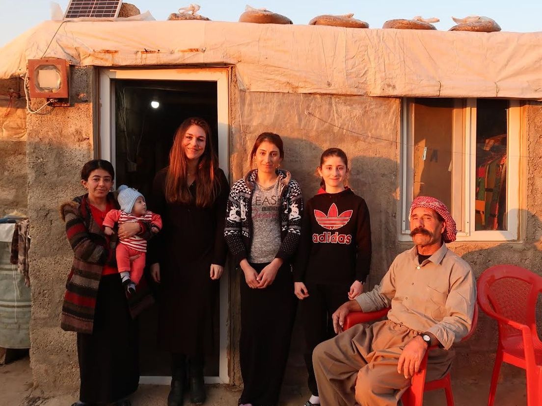 Brenda Stoter-Boscolo en een Jezidi-gezin in het Noorden van Irak