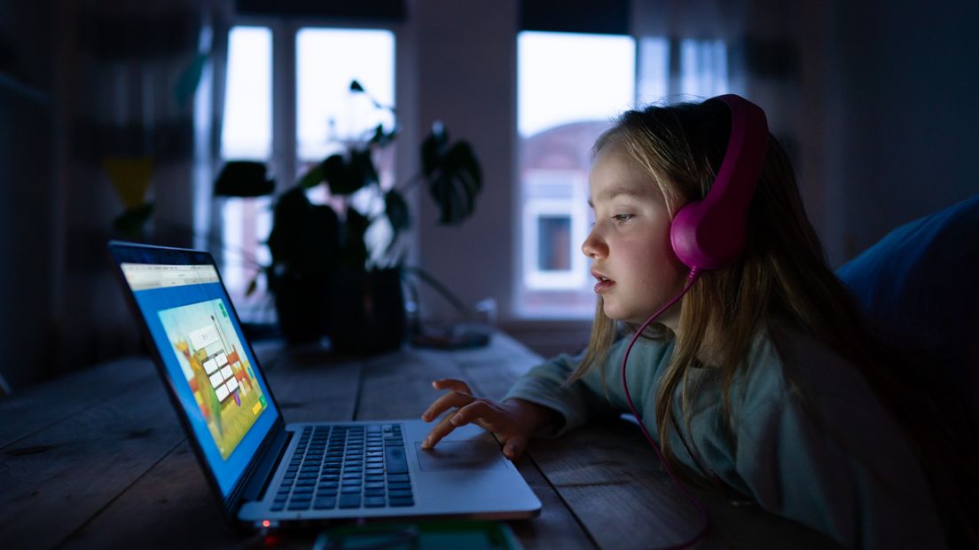 Veel kinderen gebruiken de computer om thuis onderwijs te blijven krijgen.