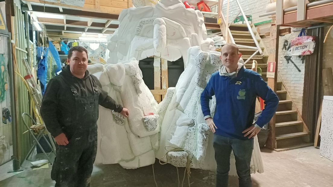 Wagenbouwer Wout de Bock en Prins Carnaval Coen Goethals
