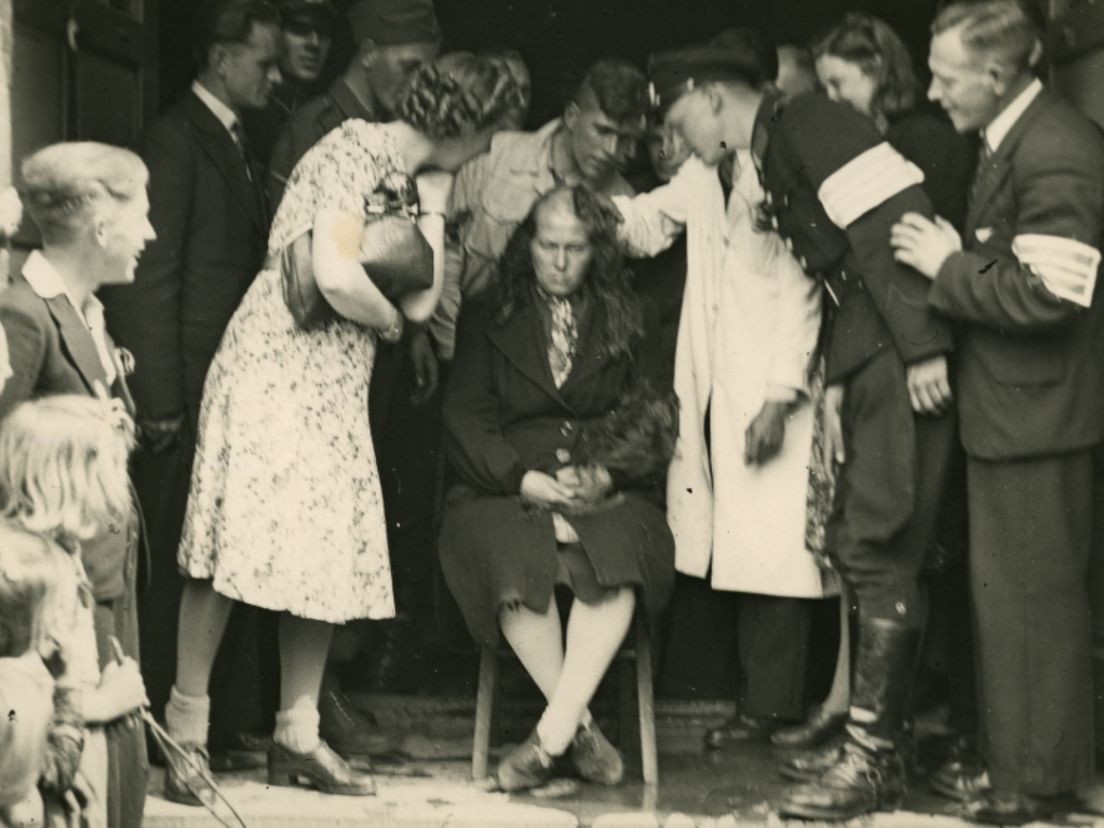 Mei 1945, Oudewater: kaalscheren 'moffenmeid'. Bron: fotograaf onbekend/Libertum