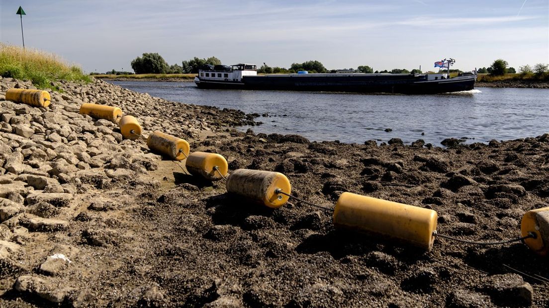 Scheepsverkeer heeft last van extreem laag water in de IJssel