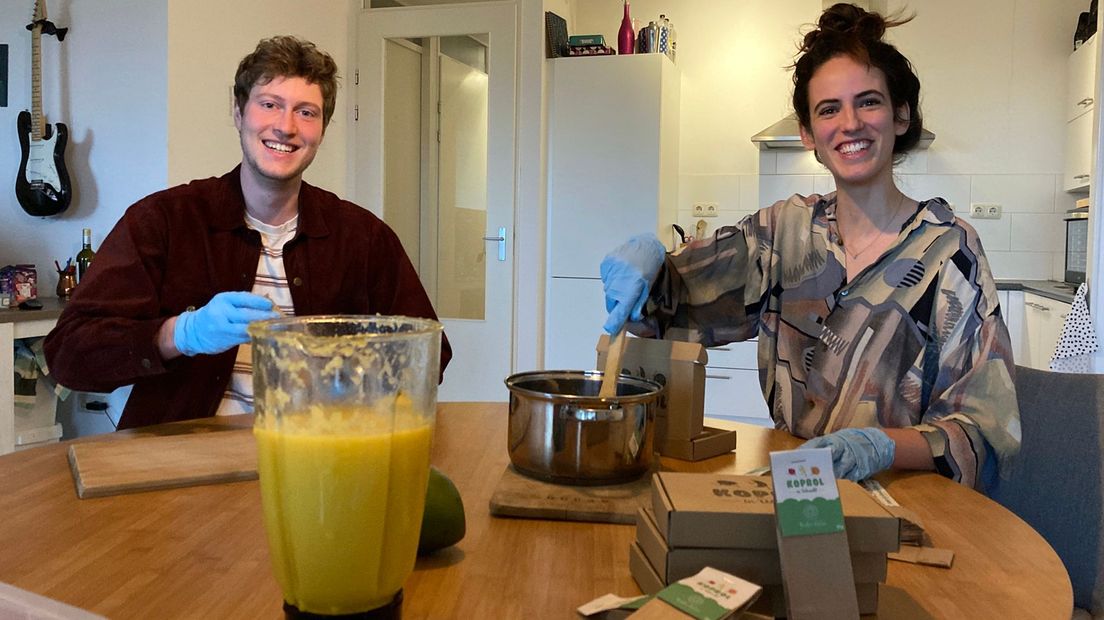 Sake Kolhoff en Eva Berends in de 'productiekeuken'.