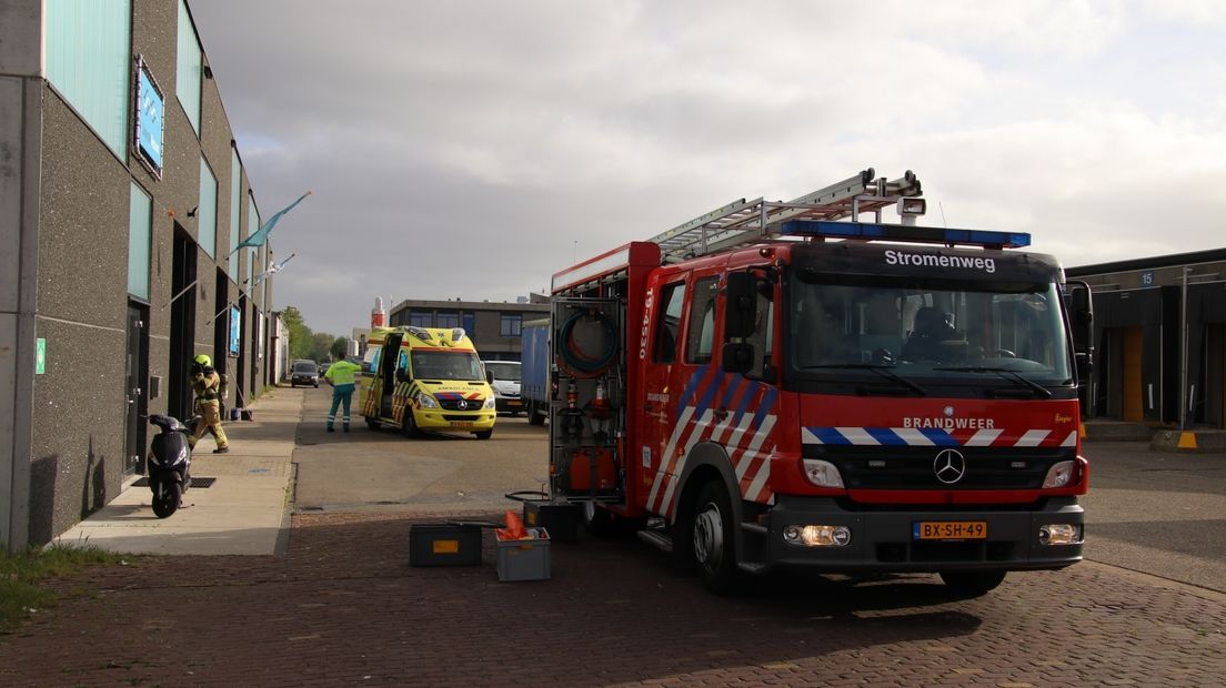Brandweer en ambulance bij het incident.