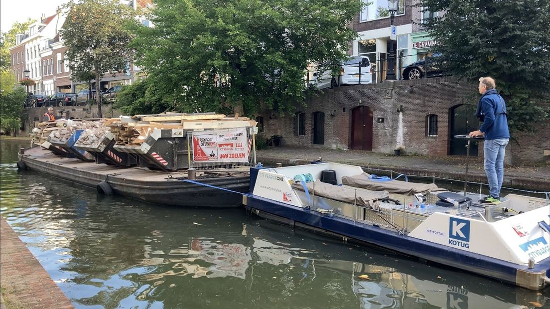 De boot vaart weg.