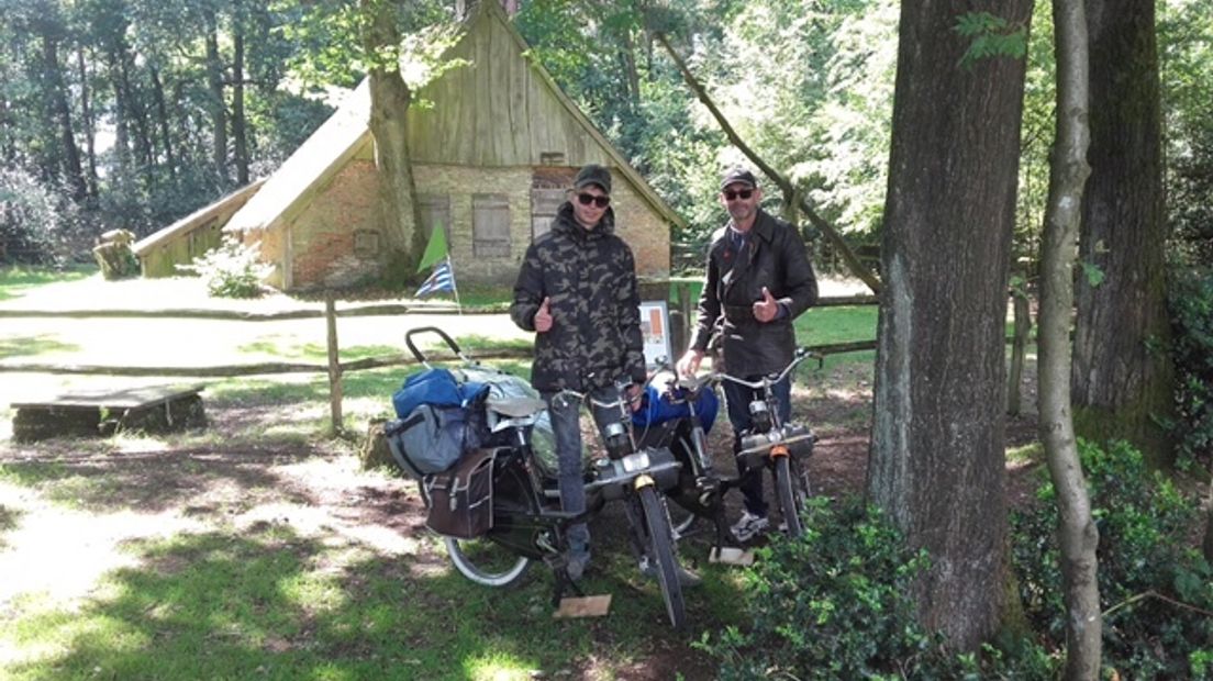 Vader en zoon in Buursezand in Overijssel