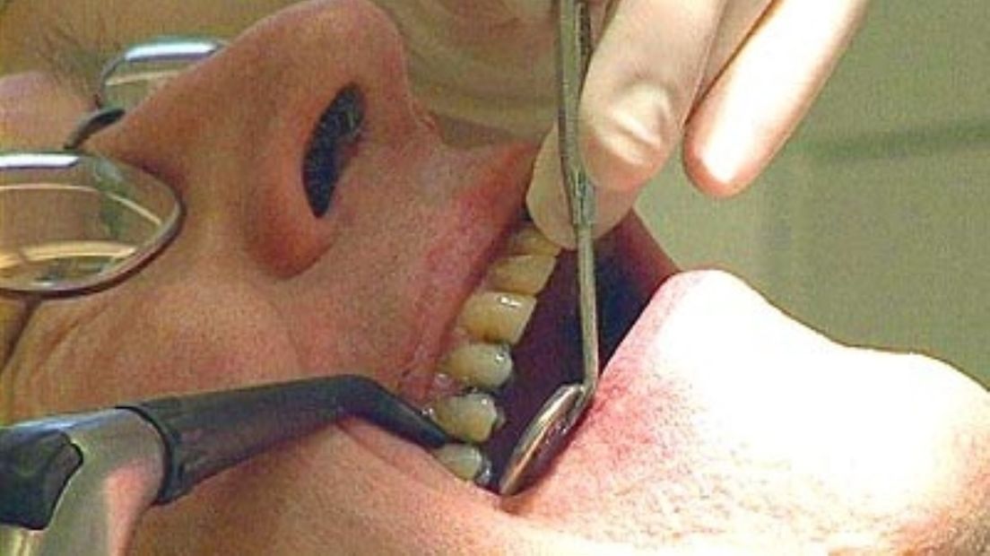 Een man in de tandartsstoel