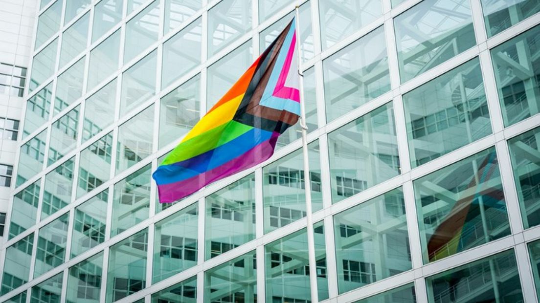 Op-diverse-plaatsen-in-Den-Haag-zal-zondag-de-inclusieve-vlag-wapperen-Foto-Gemeente-Den-Haag