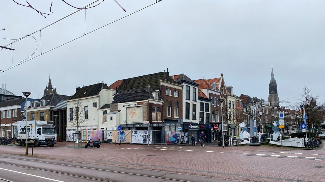 Het pand aan de Binnenwatersloot is het eerste dat je ziet vanuit het station.
