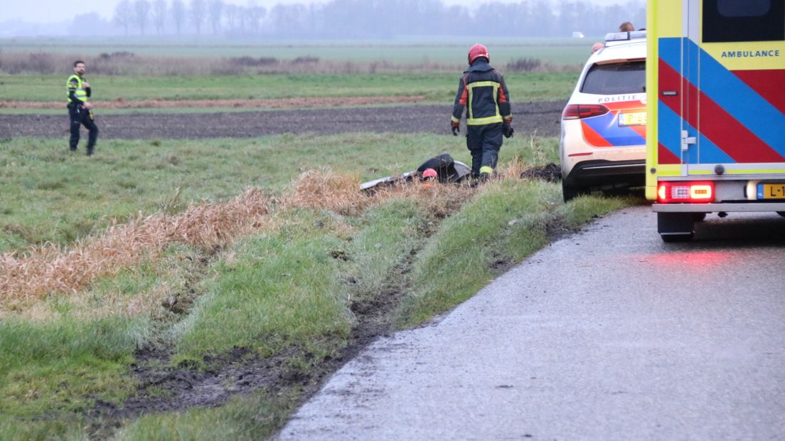 Bandensporen van de te water geraakte auto