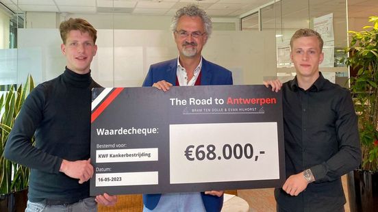 Overweldigend succes: Bram en Evan overhandigen dikke cheque aan KWF