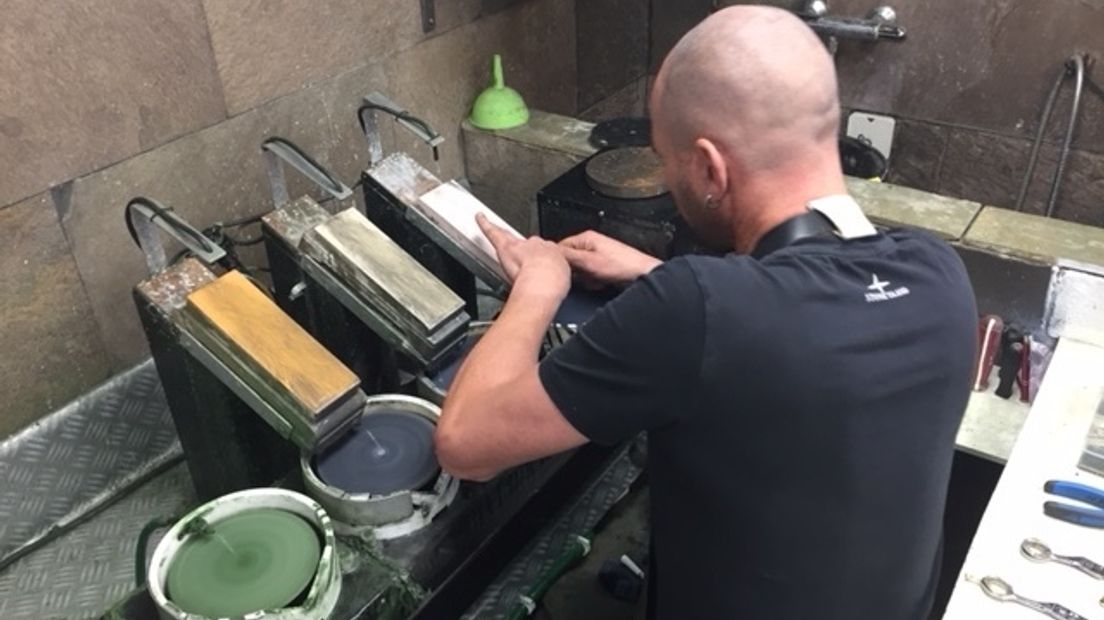 scharenslijper Ariën van Oord aan het werk in z'n atelier