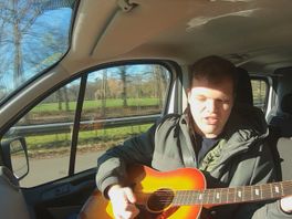 Taxiservice Oost brengt blinde muzikant Stan naar school: "Als er een boodschap in een liedje zit vind ik het mooi"