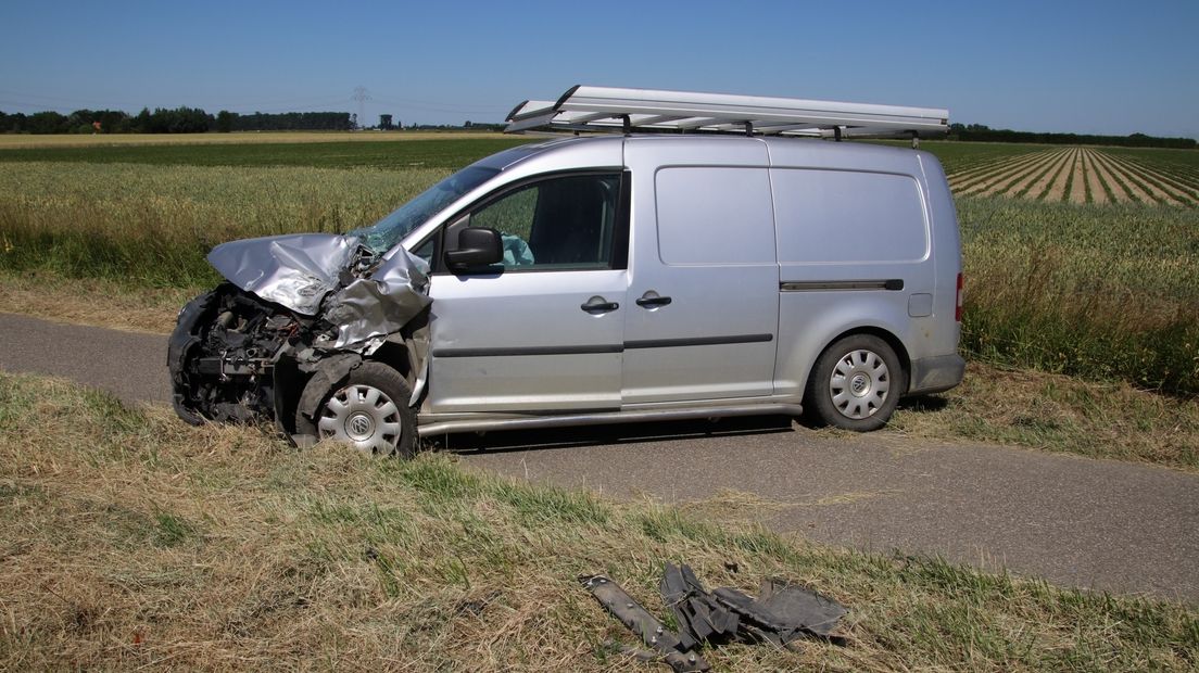 De achteropkomende auto zag waarschijnlijk niet dat zijn voorganger wilde afslaan