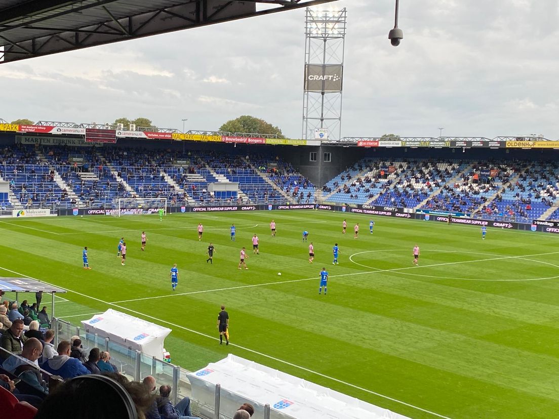 PEC Zwolle-Sparta werd vanwege coronamaatregelen voor vrijwel lege tribunes afgewerkt