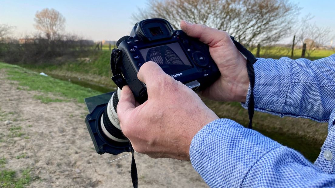 Marks' fotostudio in Vianen hangt vol met foto's van de Lekbrug. Toch schiet hij bijna dagelijks nieuwe platen. "Je ziet elke keer iets nieuws."