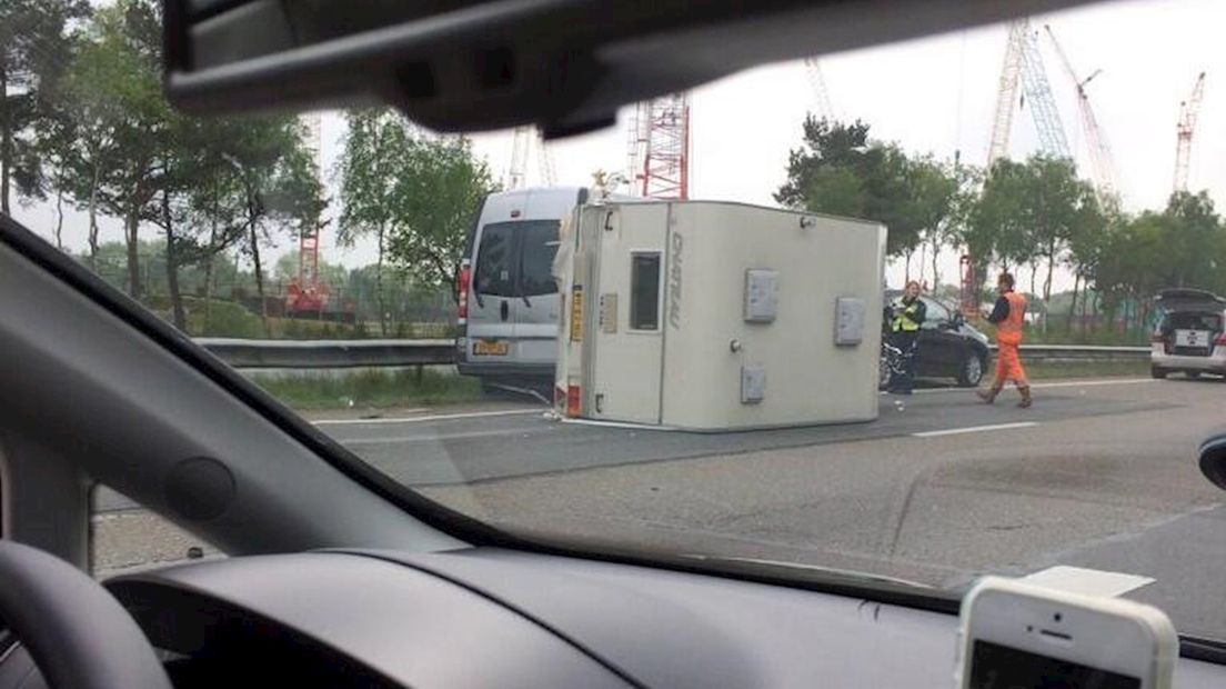 File door afgesloten A28 na gekantelde caravan