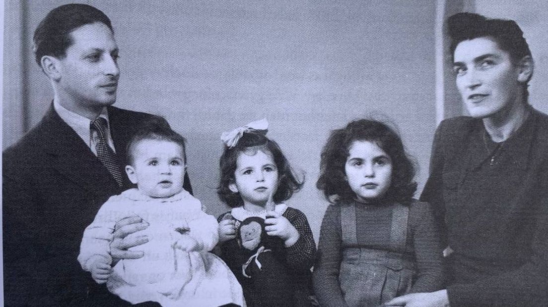 Betsy en Ja’akov Adler met hun kinderen, vlak voordat ze teleurgesteld Steenwijk verlieten