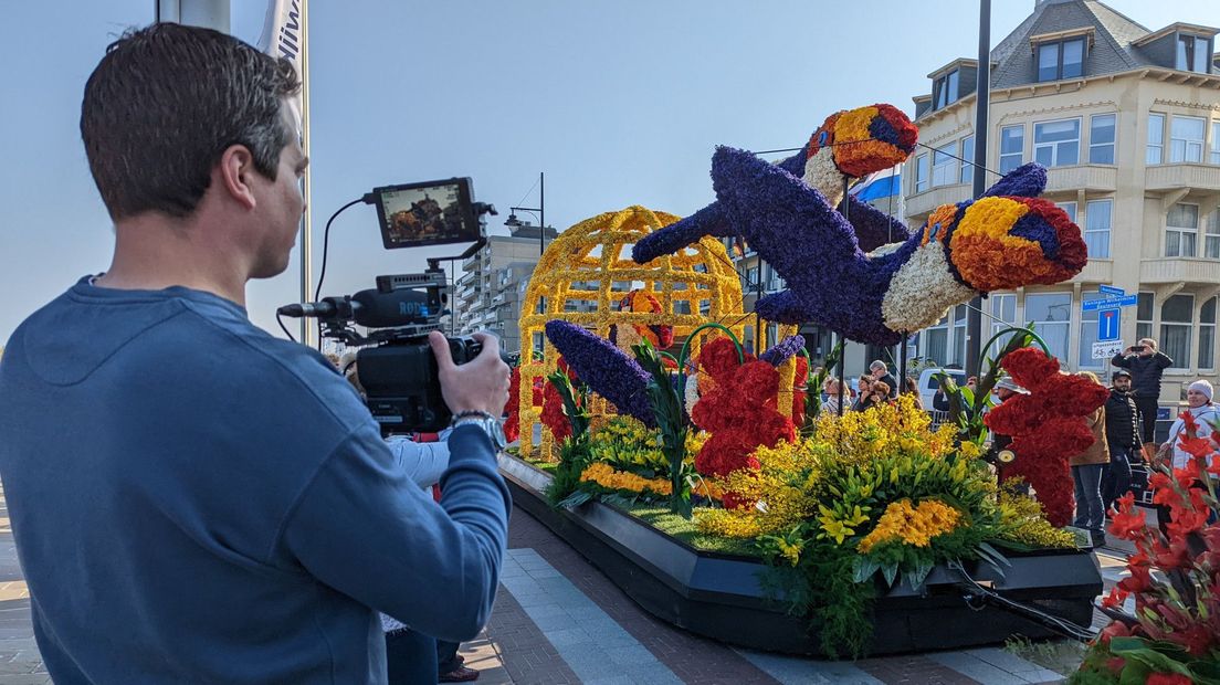 Een praalwagen met toekans tijdens de optocht van het Bloemencorso