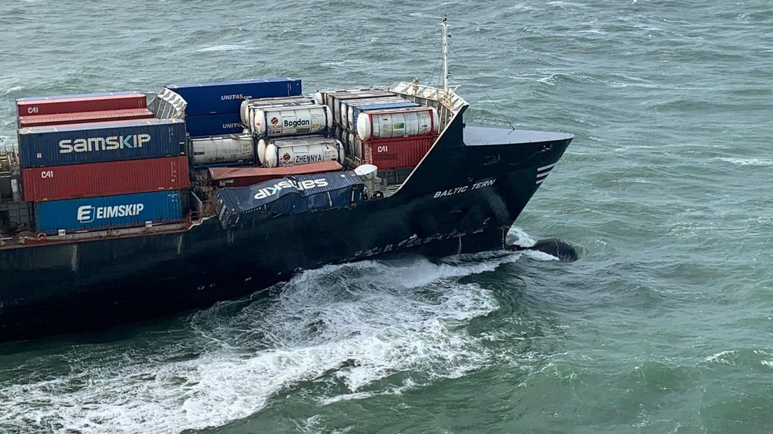 De Baltic Tern met een beschadigde container