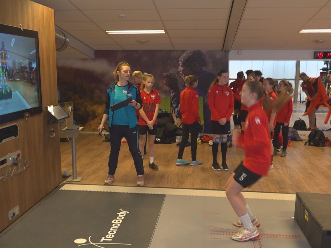 Zorgen om voetballende meiden: 120 voetbalsters laten kruisband testen in Boekelo