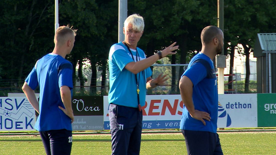 Trainer Jannes Tant gaat met Hoek ook dit seizoen voor promotie naar de Derde divisie